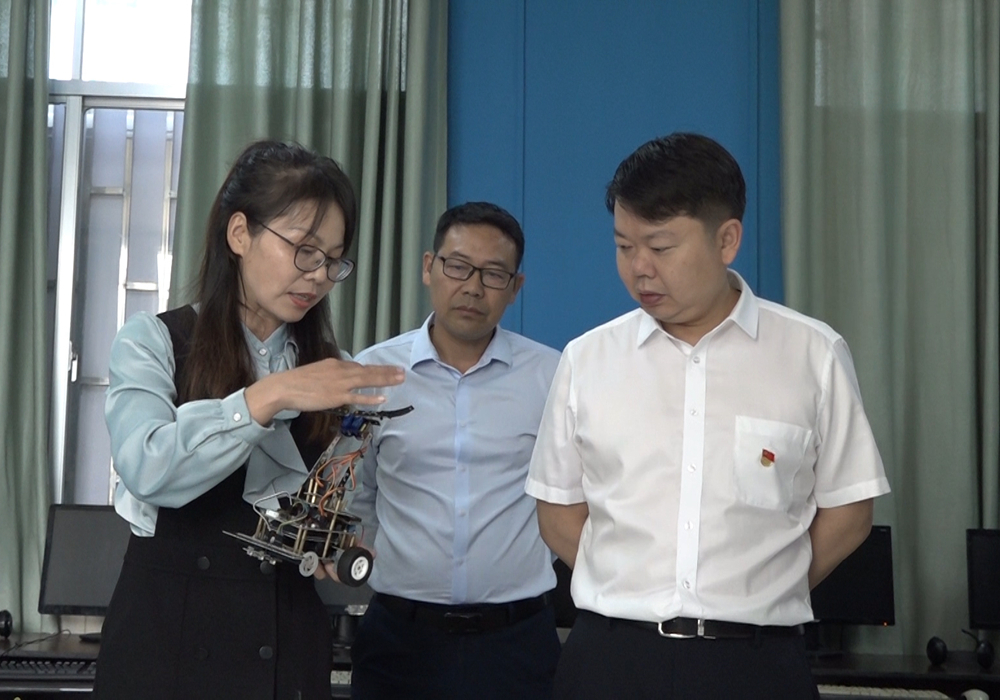 梁志平在调研新教育实验时强调  全力打造新教育实验“芷江样板”  切实办好人民满意教育