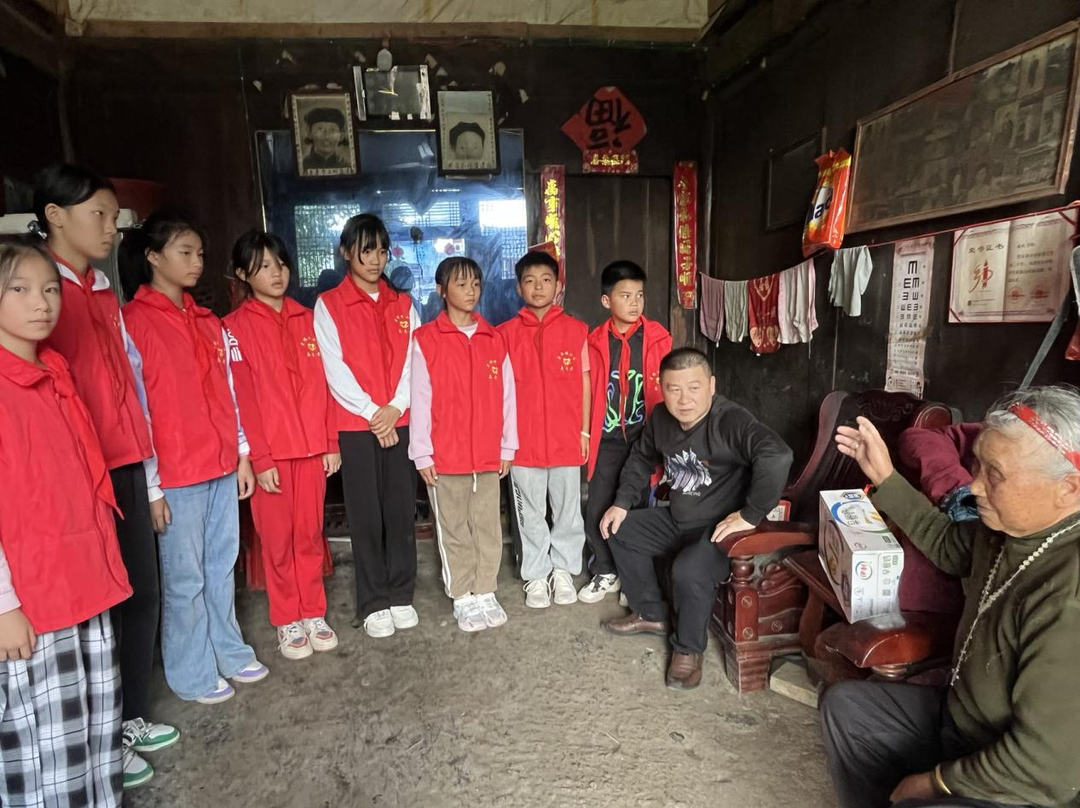 岩桥镇小学：爱在重阳节 情暖老人心