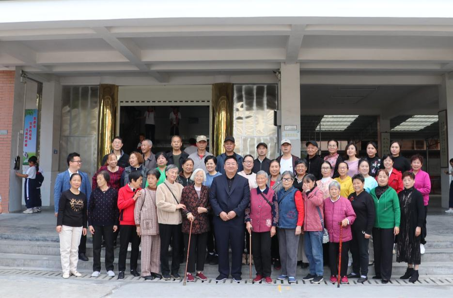 城南小学开展重阳节退休教师座谈会活动