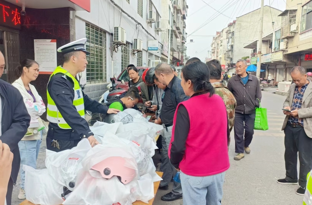 芷江镇：警保联动赠头盔 安全从“头”抓起