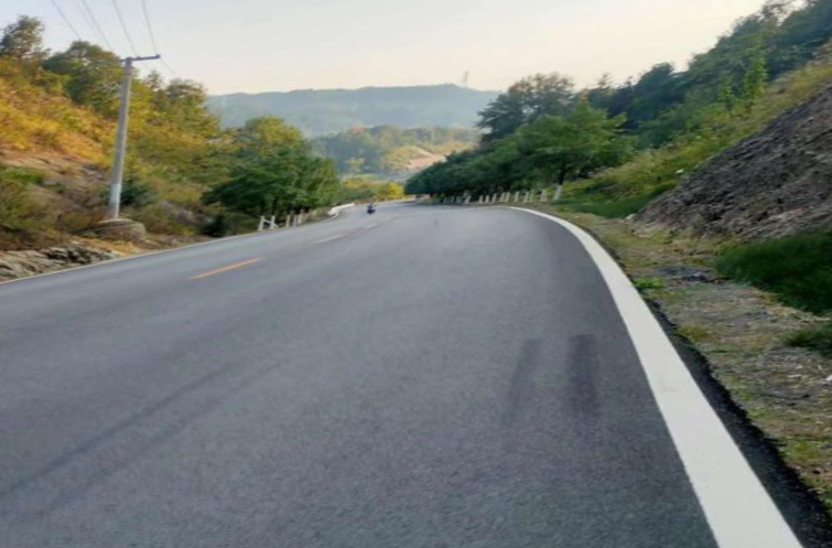 芷江公路建设养护中心：加强保洁力度，为公路提颜值