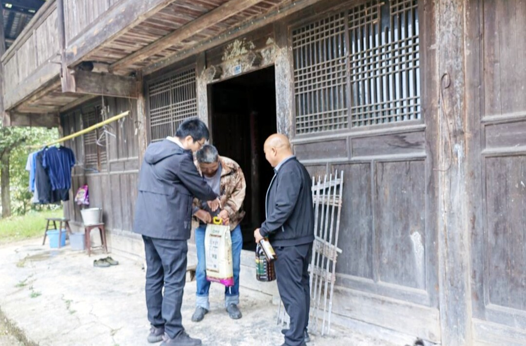 洞下场乡：情系失独老人 关爱暖人心
