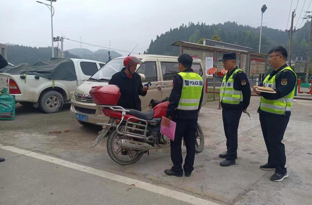 牛牯坪乡：开展交通安全劝导，筑牢道路安全防线