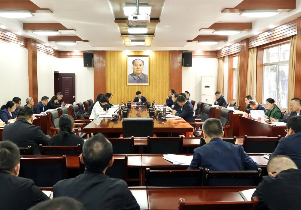县委常委会召开会议 梁志平主持