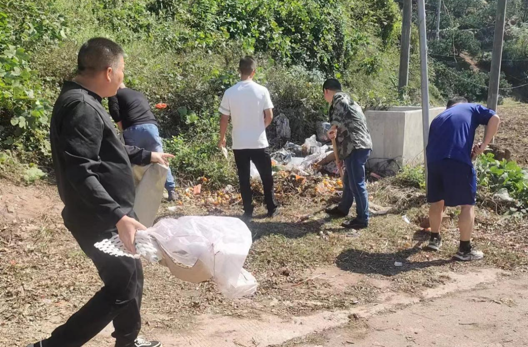 罗卜田乡：清理路边垃圾 共护乡村生态