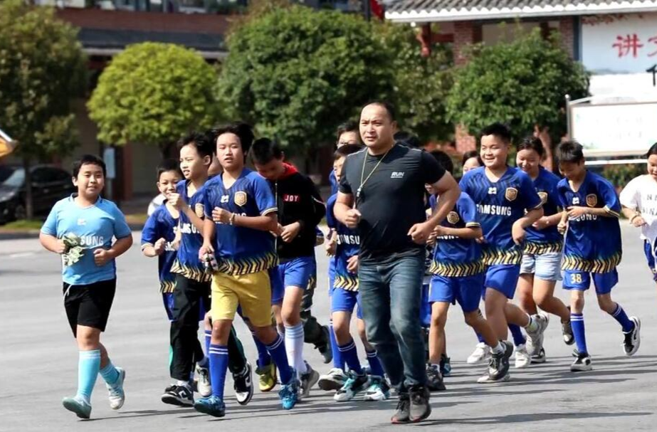 芷江：安置区里的少年足球梦