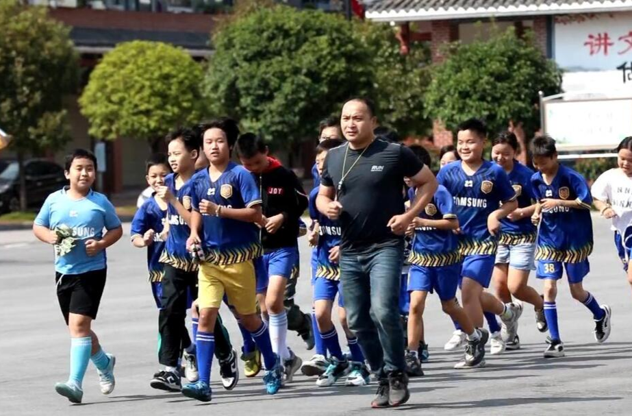 芷江：安置区里的少年足球梦