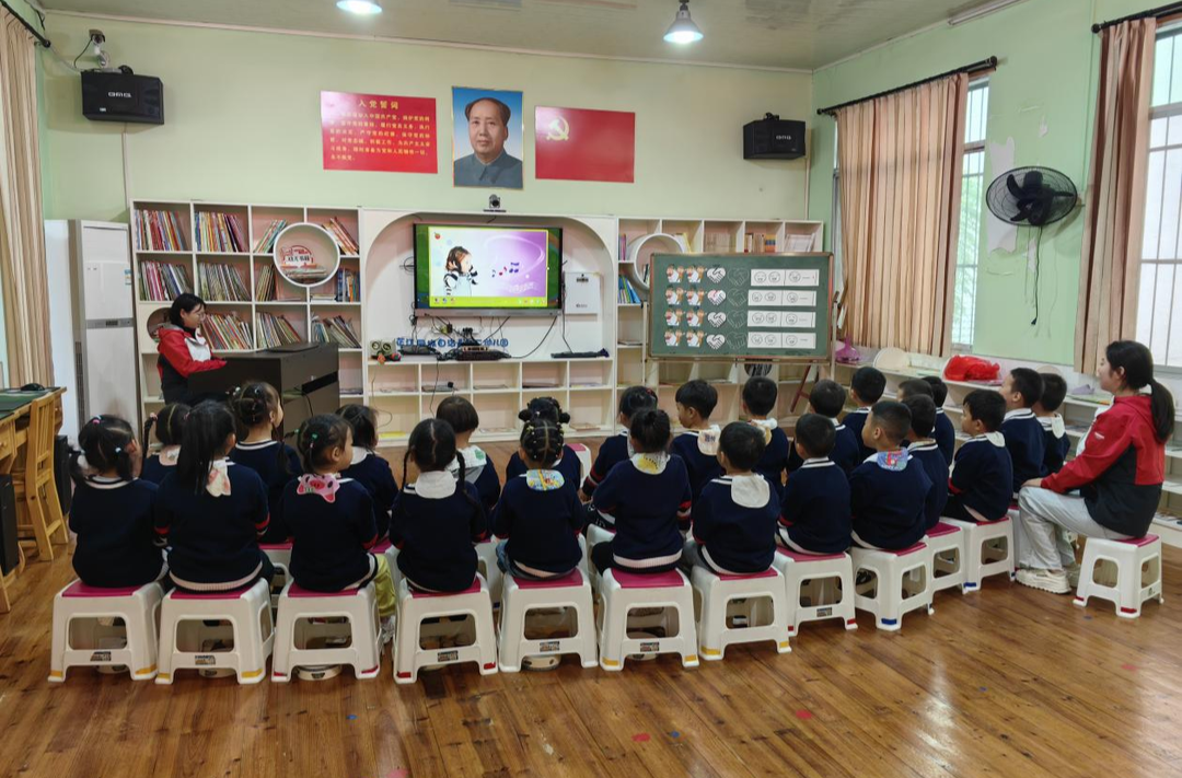 芷江二幼开展音乐教学比武活动