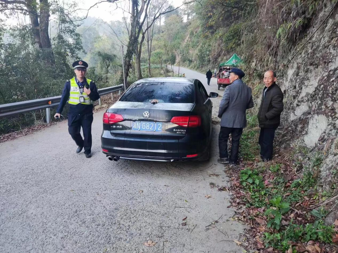 打好安全生产翻身仗丨大树坳乡开展校园周边交通秩序专项整治行动