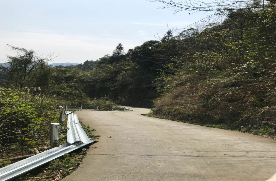 芷江：村公路装上“防护盾” 打造安全出行环境