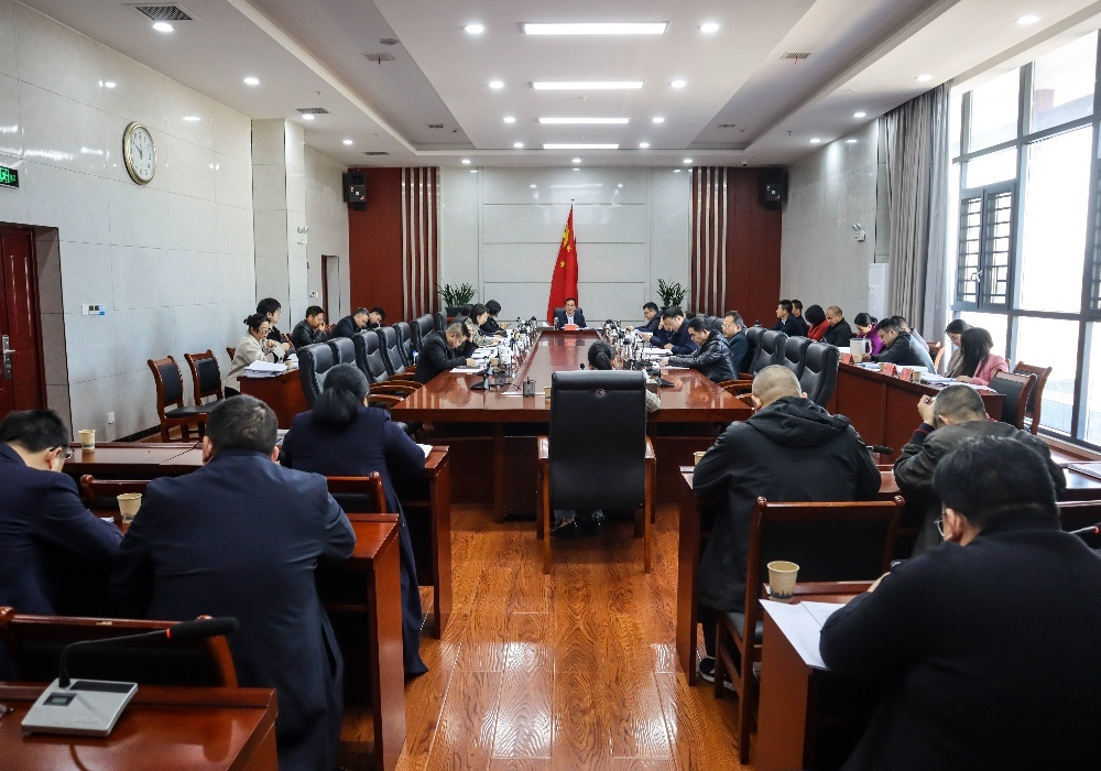 九届县人民政府2023年第十二次常务会议召开 梁元和主持