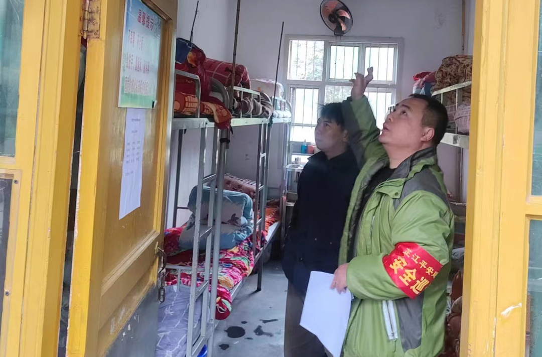 打好安全生产翻身仗丨罗卜田乡对学生宿舍开展冬季防火和用电安全检查