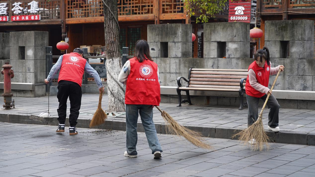 志愿服务我先行 美化环境树新风