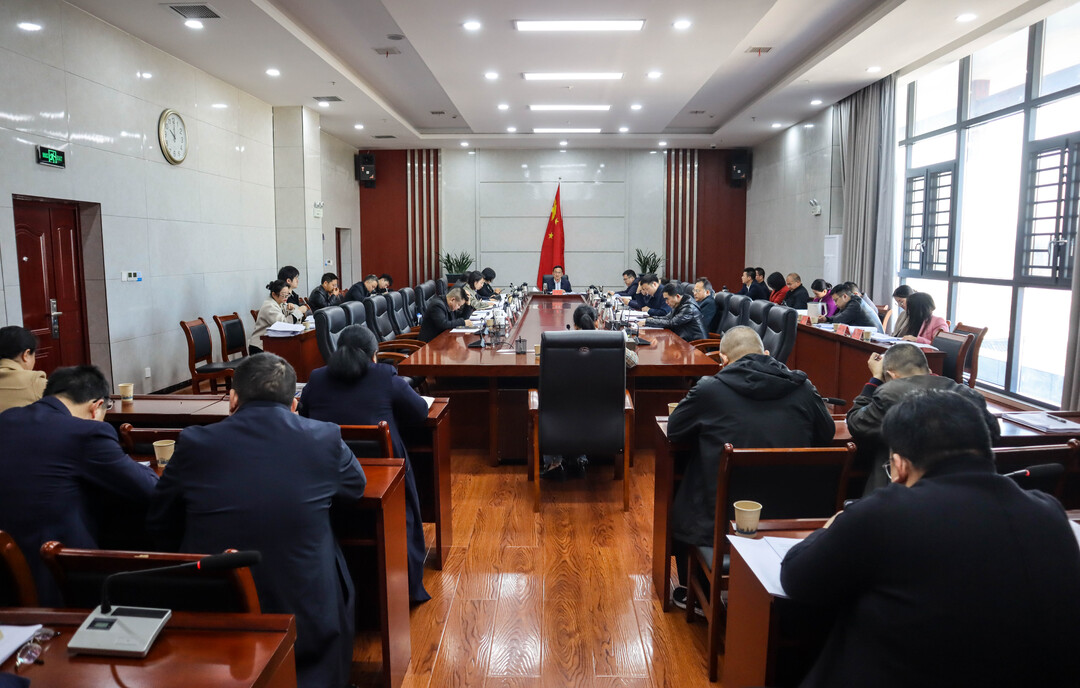 九届县人民政府2023年第十二次常务会议召开 梁元和主持