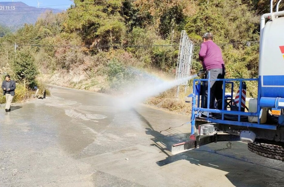 芷江公路建设养护中心：美化路域环境    助力文明创建