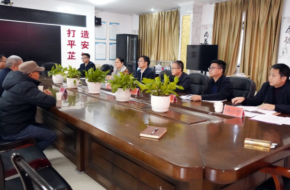 梁元和在芷江镇接待来访群众时强调：用真心解民忧 用真情破难题