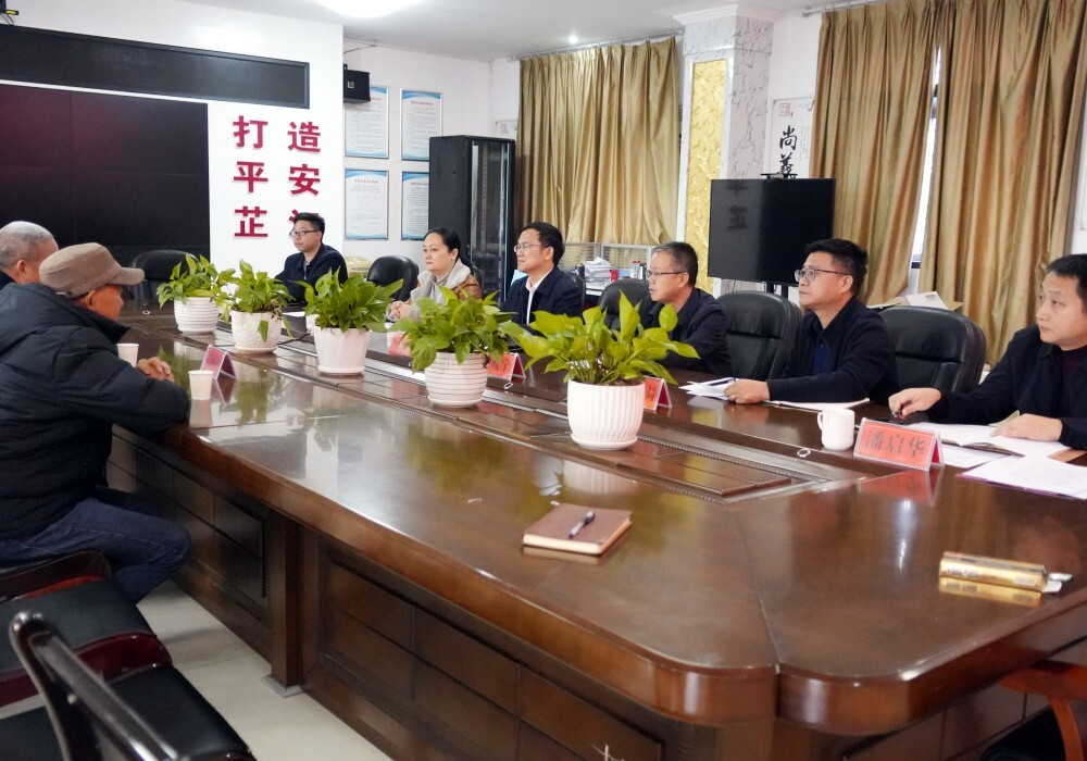 梁元和在芷江镇接待来访群众时强调：用真心解民忧 用真情破难题