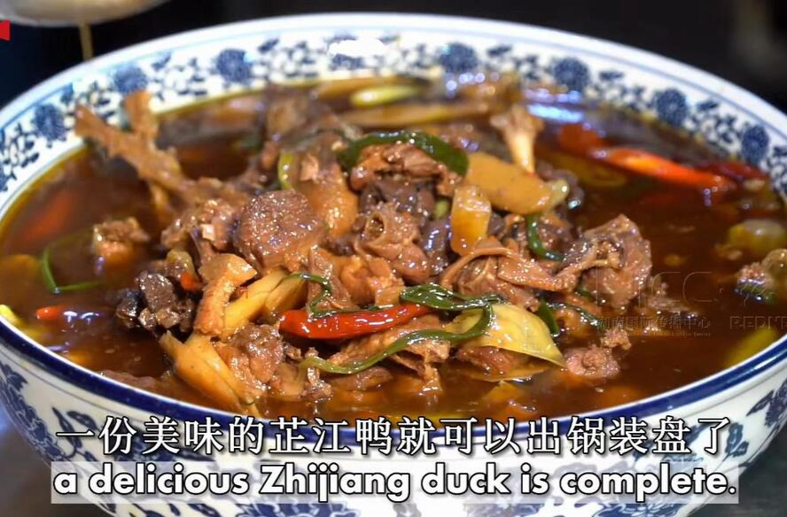 在怀化，鸭有一百种吃法。当地饮食文化中，“无鸭不成席”。在怀化芷江，就有这么一道历史悠久、闻名中外的名菜——芷江鸭。鲜嫩爽滑的肉质，香味四溢的气息，鲜辣爽口的口感，绝对是你味蕾的最爱