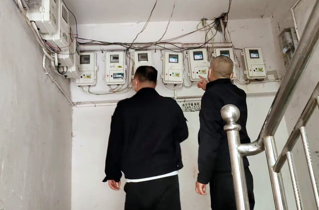 打好安全生产翻身仗丨罗卜田乡开展集镇居民楼电路、电线安全隐患专项排查