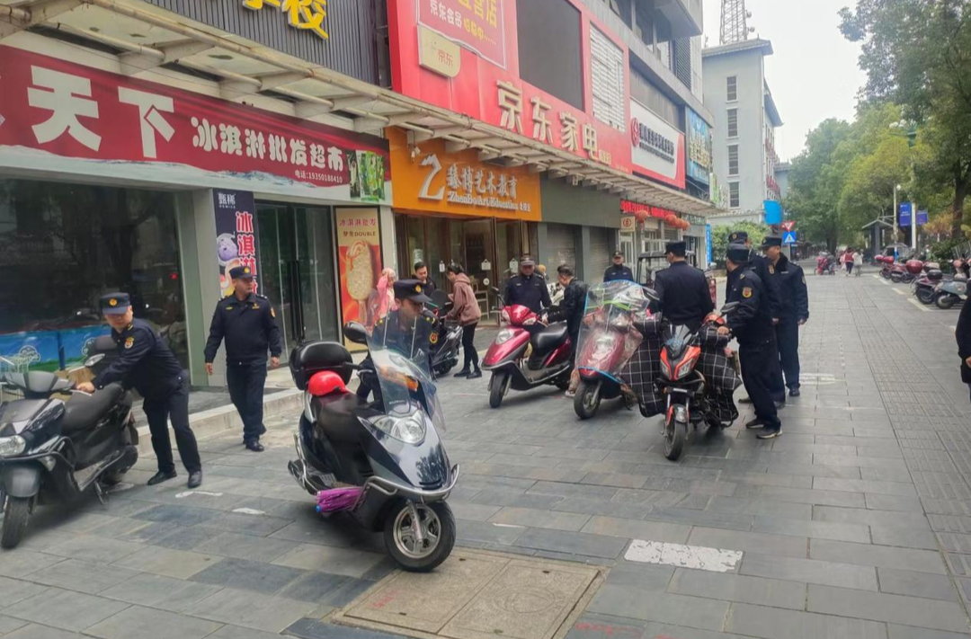 芷江城管局:整治“马路市场”净化道路环境