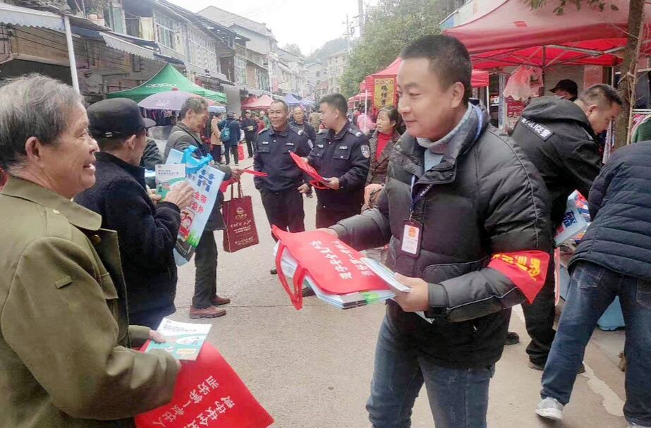 罗卜田乡组织开展“12·2”全国交通安全日宣传活动