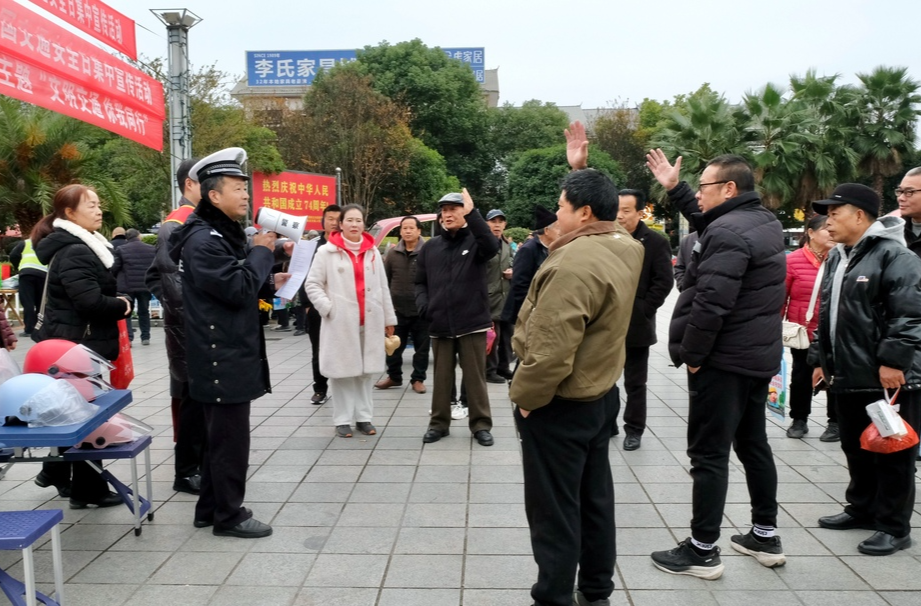 芷江：全国交通安全日 150顶安全头盔免费送