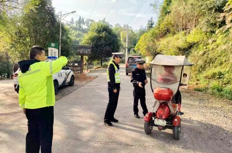 禾梨坳乡开展道路整治“冬季攻势”行动 为安全保驾护航