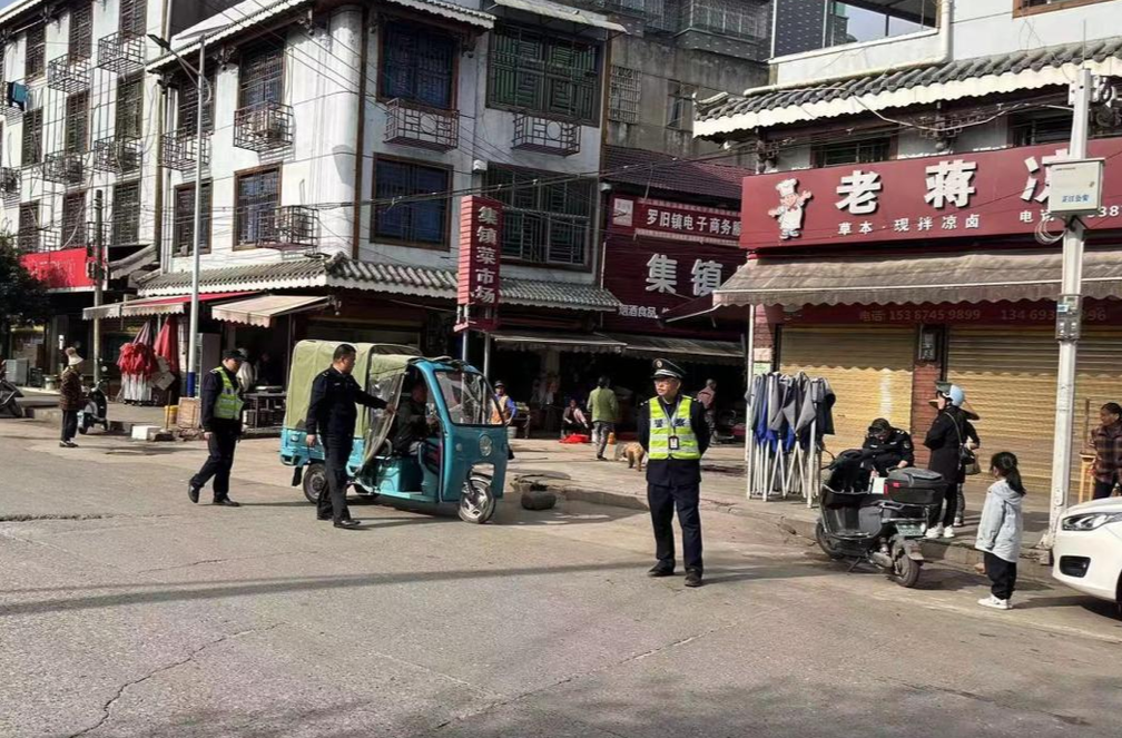 罗旧镇：开展交通劝导 推进文明出行
