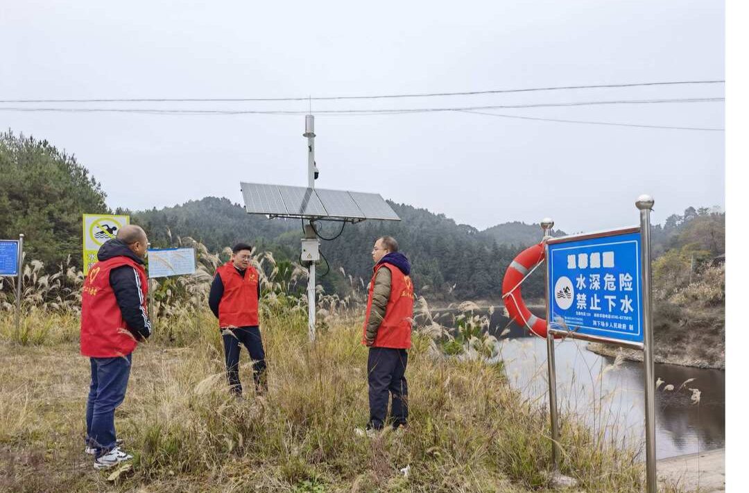 洞下场乡委员工作室开展“改善生态环境”民主监督活动