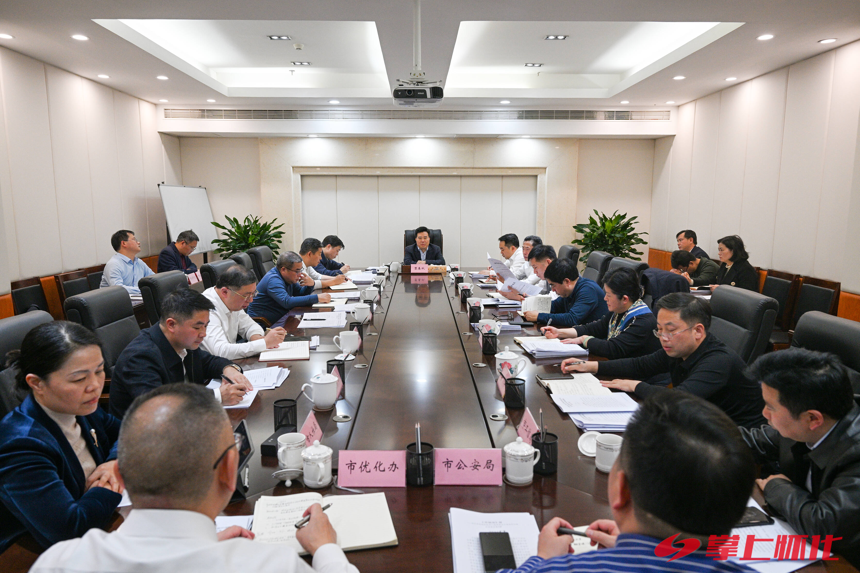 黎春秋在市政府党组正面反面典型案例及班子成员调研课题调度会上要求：推动调研成果转化为高质量发展实效