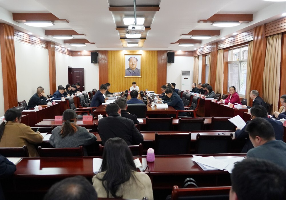 县委常委会召开会议 梁志平主持