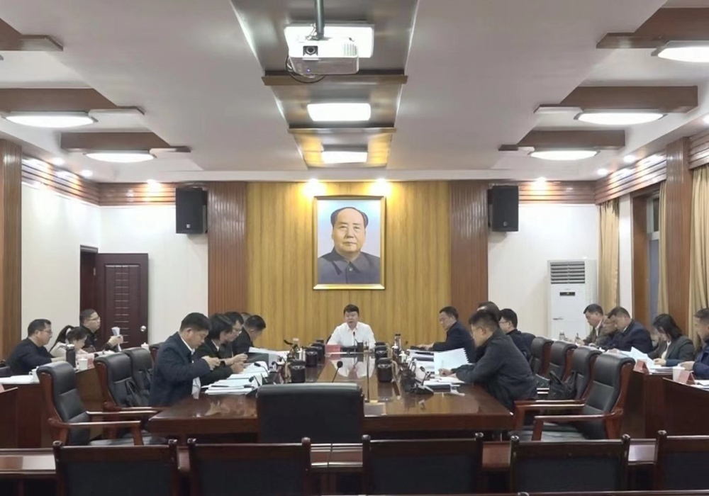县委常委会召开会议 梁志平主持
