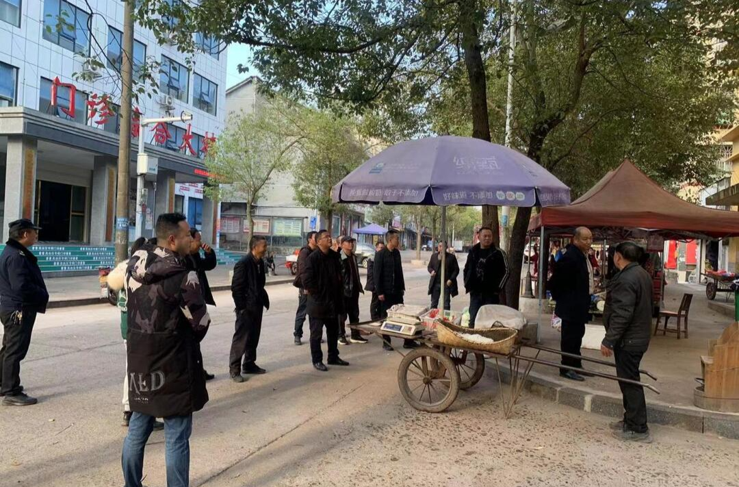 楠木坪镇：集中整治马路市场 助力优化营商环境