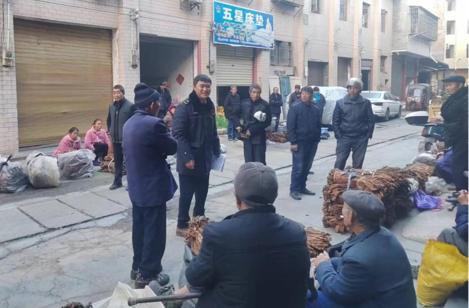 打好安全生产翻身仗丨新店坪镇开展“马路市场”整治行动