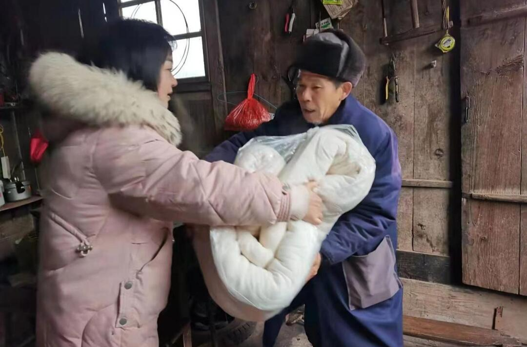 罗卜田乡：寒冬送温暖  情暖群众心