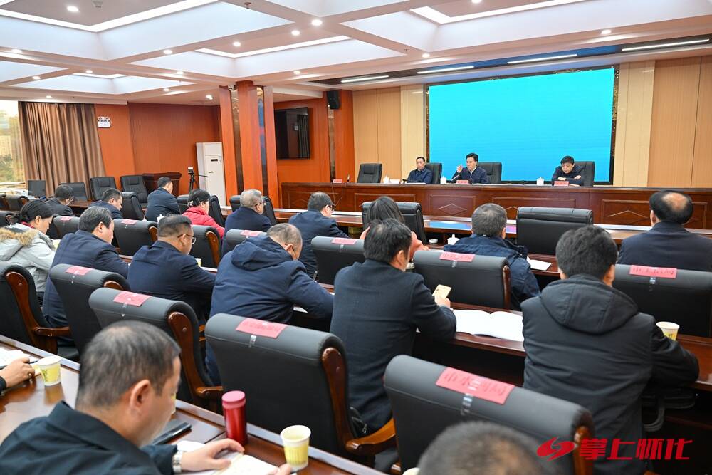 黎春秋就落实全省贯彻中央经济工作会议精神打好“发展六仗”总结调度会精神作出部署 全力以赴收好官开好局 确保社会大局和谐稳定