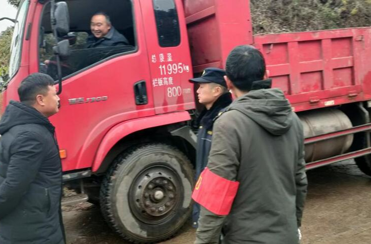 打好安全生产翻身仗丨土桥镇：山区道路结冰 干部执勤保平安