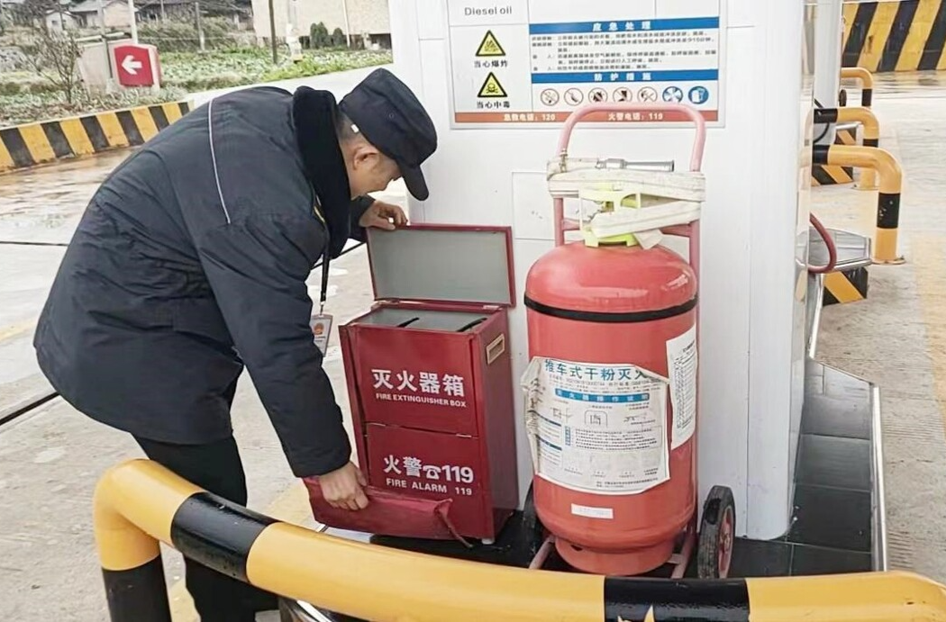 打好安全生产翻身仗丨土桥镇：对辖区加油站、烟花爆竹店、商店开展安全检查