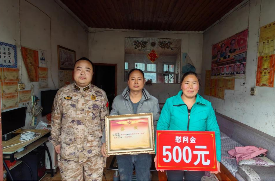 新店坪镇：为“四有”优秀士兵家属送喜报