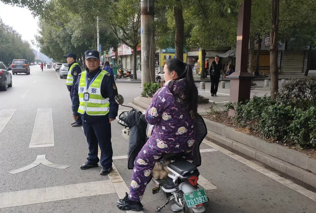 芷江镇：紧绷道路交通安全弦 整治交通违法行为