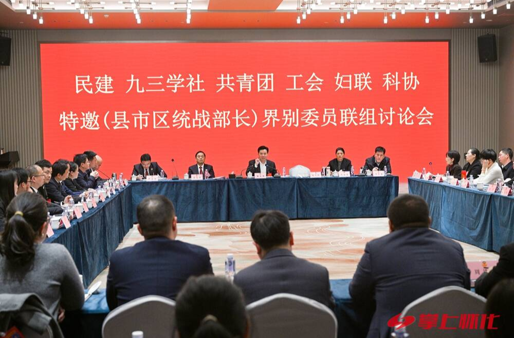 黎春秋在参加市政协六届三次会议第二联组讨论时指出：为深入实施“五新四城”战略作出新的更大贡献