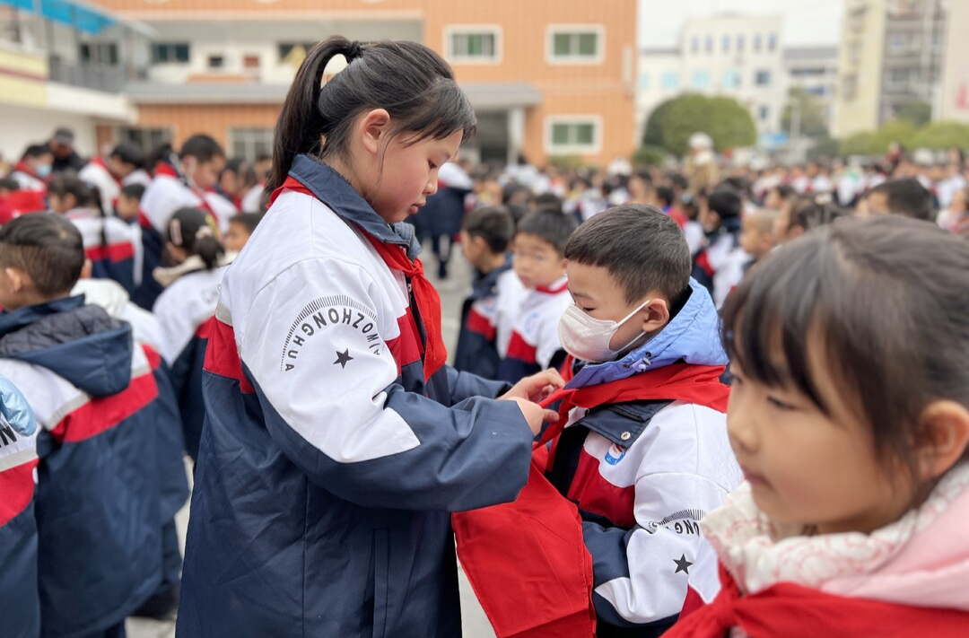 芷江城南小学举行“童心向党 领巾飞扬”少先队入队仪式暨表彰活动