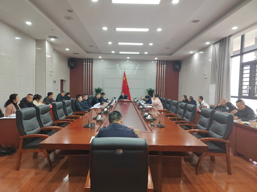 九届县人民政府2023年第十四次常务会议召开 梁元和主持