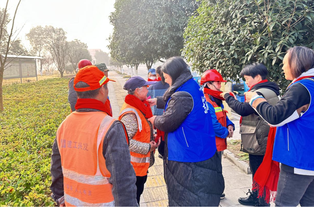 芷江新华保险公司开展“冬日暖阳”爱心公益活动