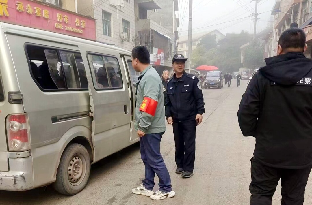 罗卜田乡全力做好大雾天气交通劝导工作