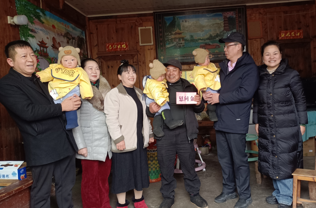 芷江县政协委员走访慰问新店坪镇桐木垅村多胎低保户