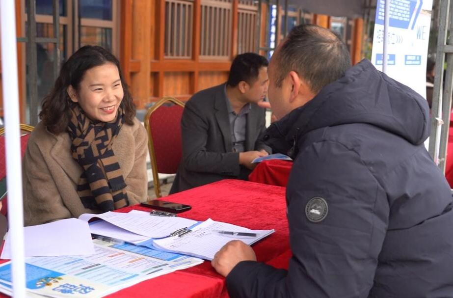 芷江产业开发区企业联合开展集中招聘活动