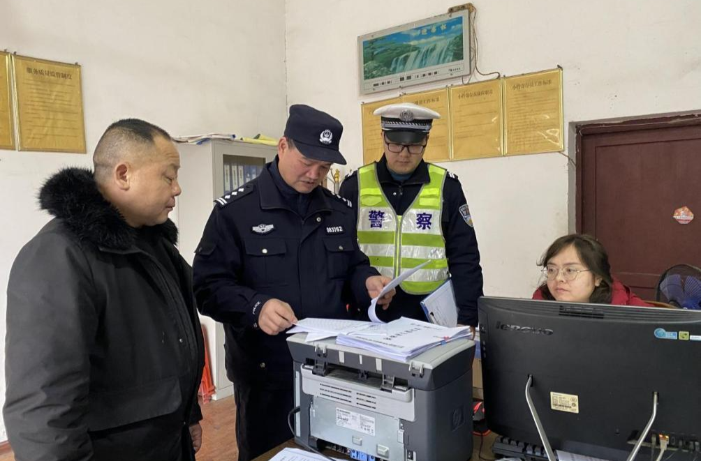 打好安全生产翻身仗丨芷江交警深入客运站场为群众出行保驾护航