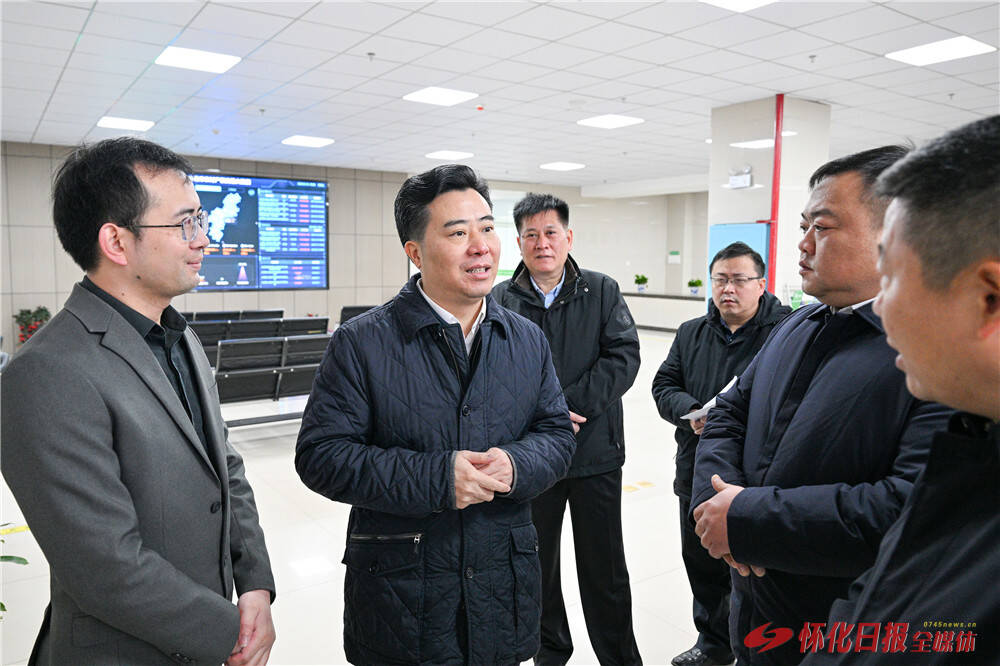 黎春秋调研市农村产权交易中心建设
