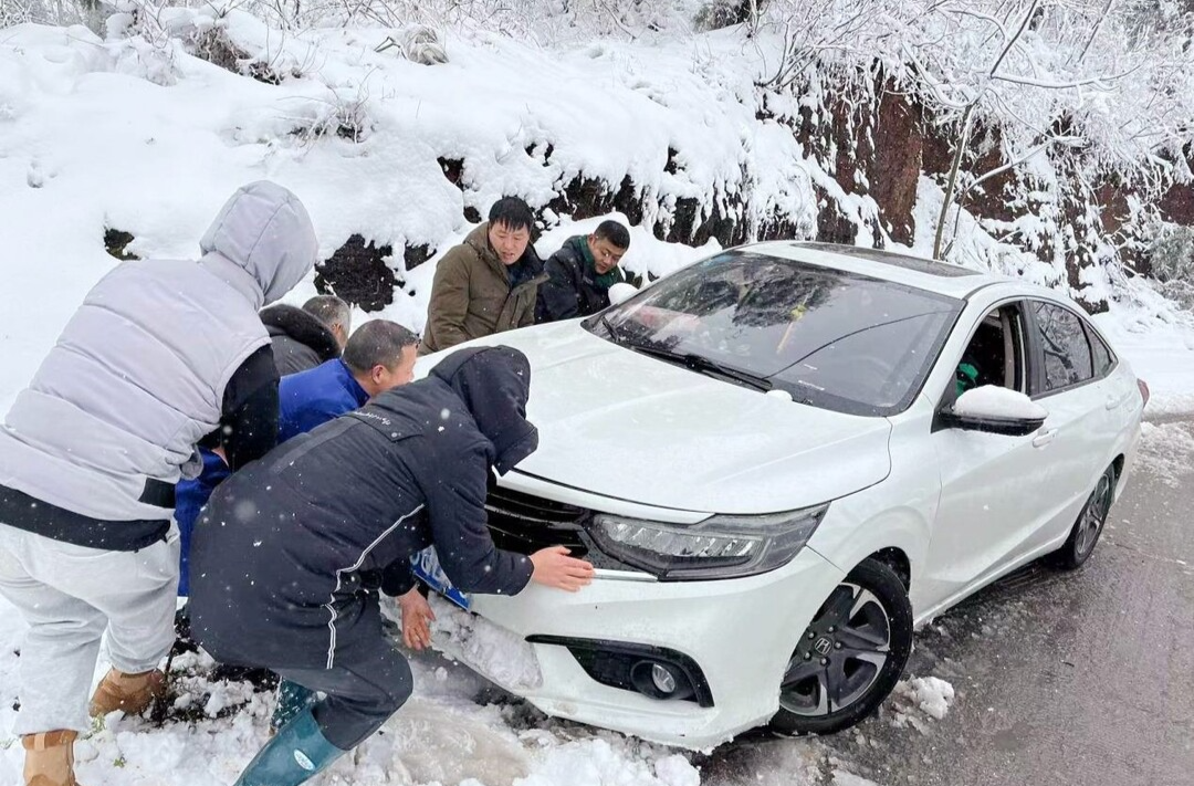晓坪乡：闻讯而动，打响抗雪凝保畅通的“冰雪战役”